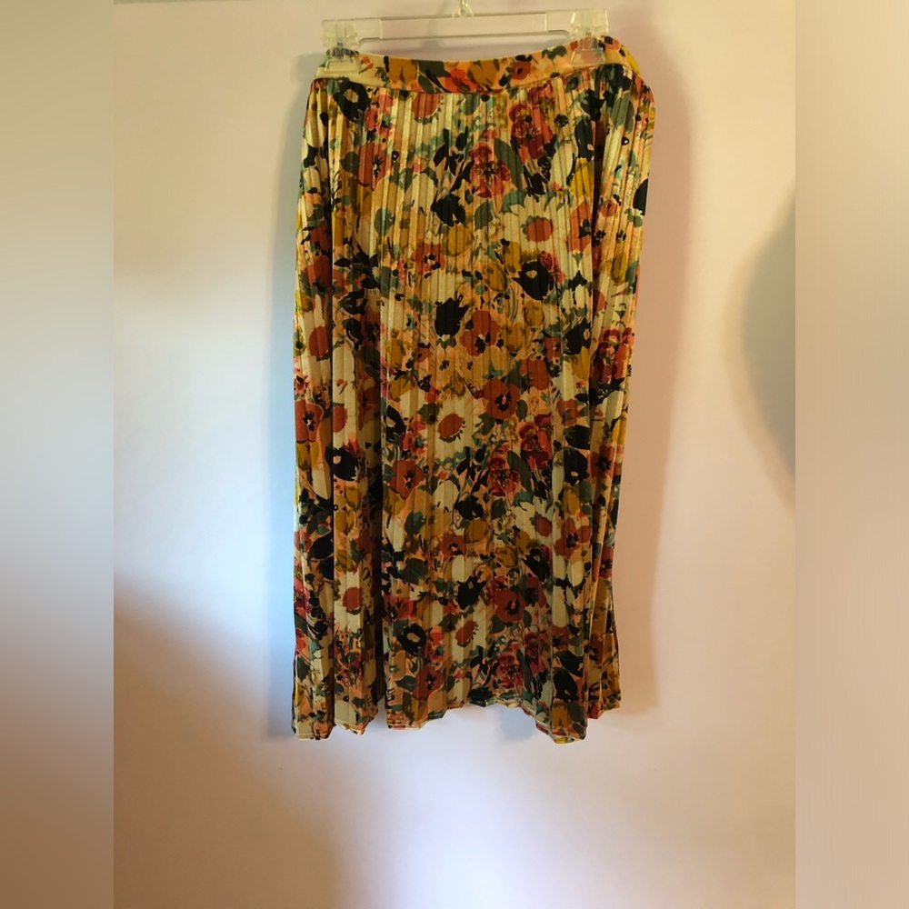 Maeve XL pleated floral skirt velvety material, pull on elastic waist.